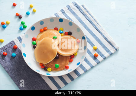 Le petit déjeuner des enfants ou dessert - crêpes au bonbons colorés. Banque D'Images