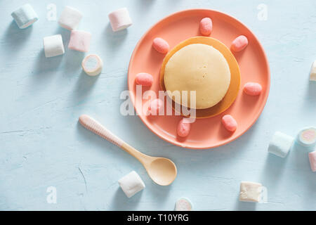 Le petit déjeuner des enfants ou dessert - crêpes au bonbons guimauve. Banque D'Images