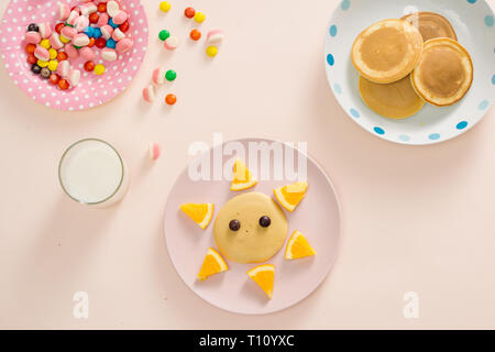 Petit-déjeuner de crêpes avec kid concept Vue de dessus sur fond blanc Banque D'Images