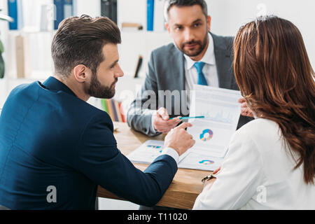 Focus sélectif d'investisseur en fonction de pointage du doigt l'espace au document Banque D'Images