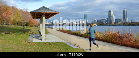 Pano de Boston à l'automne. Les gens marcher et courir sur le chemin de la rivière Charles, Back Bay city skyline en arrière-plan Banque D'Images