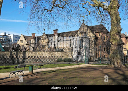 Une vue sur Chartreuse bâtiments historiques et Charterhouse Square au soleil dans la région de Smithfield Ville d'Islington London EC1 England UK KATHY DEWITT Banque D'Images