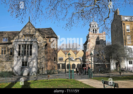 Charterhouse Square et vue sur Chartreuse bâtiments historiques dans le soleil dans la région de Smithfield Ville d'Islington London EC1 England UK KATHY DEWITT Banque D'Images