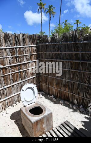 Dhow Safari. Camping sur l'île de Matemo, archipel des Quirimbas, au Mozambique, en Afrique de l'Est. Camp de toilettes. Banque D'Images