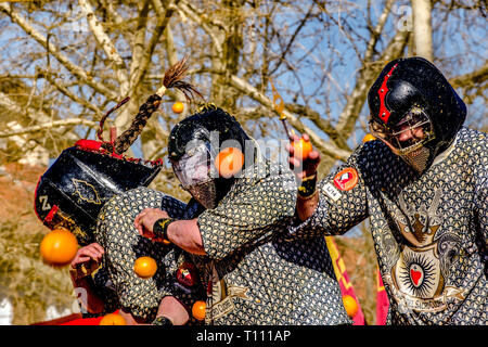 Faits saillants de la bataille de l'Orange, à Ivrea, près de Turin, en Italie, où les flammes orange sur le terrain l'attaque aux lanceurs d'orange qui defende eux-mêmes sur le chariot, et des courses d'orange Banque D'Images