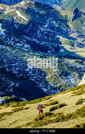 Homme randonnée dans une région de montagne. Banque D'Images