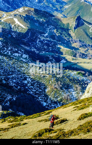 Homme randonnée dans une région de montagne. Banque D'Images