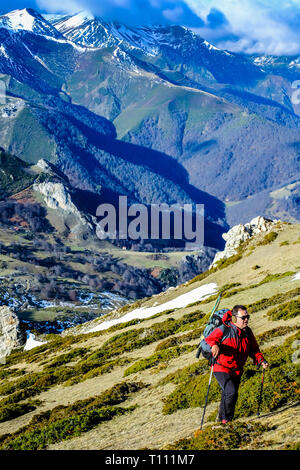 Homme randonnée dans une région de montagne. Banque D'Images