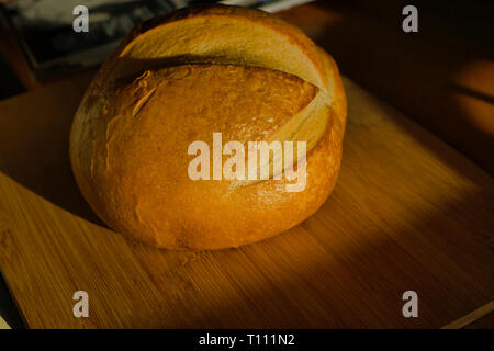 L'aspect et l'arôme de pain au levain chaud du four. Sourdough est l'une des plus saines de manger le pain. Banque D'Images