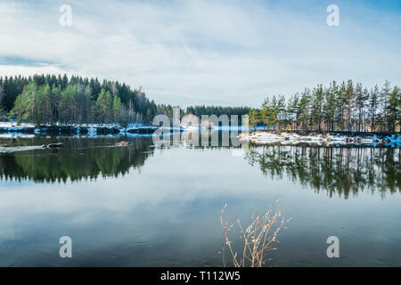 Paysage de printemps sur la rivière Kymijoki, Kouvola, Finlande Banque D'Images