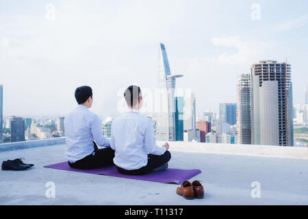 Un jeune homme d'Asie le sport au roof top Banque D'Images