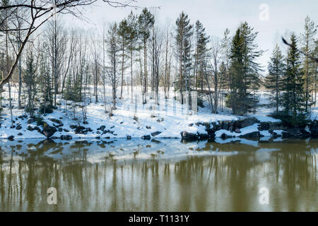 Paysage de printemps sur la rivière Kymijoki, Kouvola, Finlande Banque D'Images