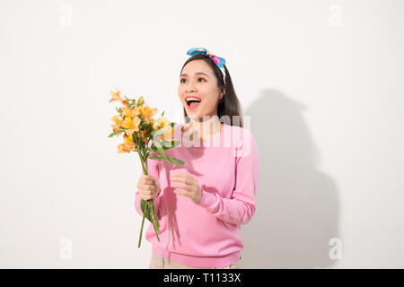 Loisirs Style de la journée internationale de la femme le concept. Close up portrait of cute adorable adorable charmante excité attractive woman holding Flowers iso Banque D'Images