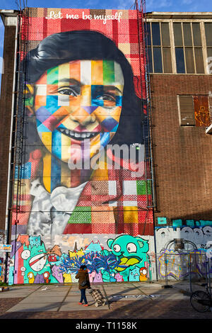 Fresque de Anne Frank par Eduardo Kobra au Street Art Museum de l'NDSM à Amsterdam Noord, Pays-Bas. Banque D'Images