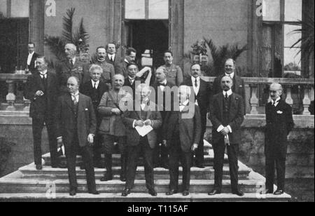 La politique, conférence, conférence de Boulogne, juin 1920, participant, 1er rang, de gauche à droite : Lord George Curzon, Ferdinand Foch, David Lloyd George, Carlo SFORZA, Paul Hymans, 2e rangée, de gauche à droite : Austen Chamberlain, Henri Jaspar, Ishii Kikuj, un interprète, Frédéric Francois-Marsal Edward Stanley, comte de Derby, 3e rangée, de gauche à droite : Henry Hughes Wilson, Maxime Weygand, Henri Berthelot, officier japonais, Boulogne-sur-Mer, sur Mer, homme politique, hommes politiques, militaires, des consultations sur les réparations de guerre, la guerre la réparation, dommages de guerre, l'Allemagne, les hommes, Additional-Rights Clearance-Info-ma,-Not-Available Banque D'Images