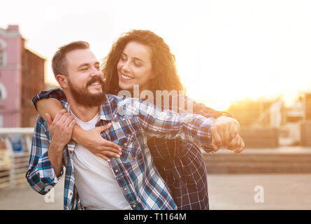 L'amour en couple au coucher du soleil dans la ville, s'amusant Banque D'Images