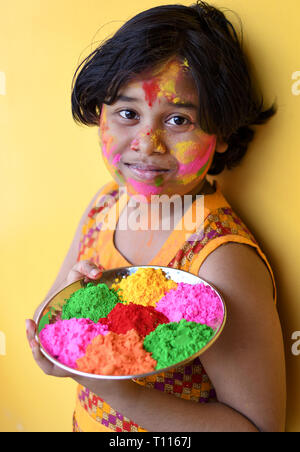 Indian girl célébrant Holi, festival des couleurs Banque D'Images