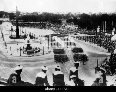 Seconde Guerre mondiale / LA DEUXIÈME GUERRE MONDIALE, en France, en période d'occupation, défilé militaire sur la fête nationale, la Place de la Concorde, Paris, 14.7.1940, Additional-Rights Clearance-Info-Not-Available- Banque D'Images