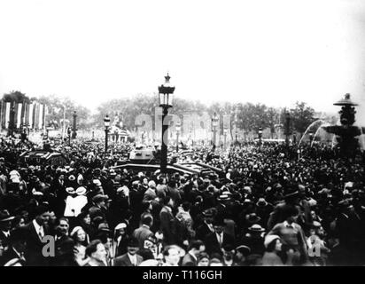 Seconde Guerre mondiale / LA DEUXIÈME GUERRE MONDIALE, en France, en période d'occupation, foule à la fête nationale, Paris, 14.7.1940, Additional-Rights Clearance-Info-Not-Available- Banque D'Images