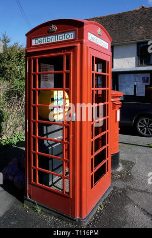 Gpo box téléphone rouge redondant à reconvertie village maison angleterre essex hedingham castle défibrillateur Banque D'Images