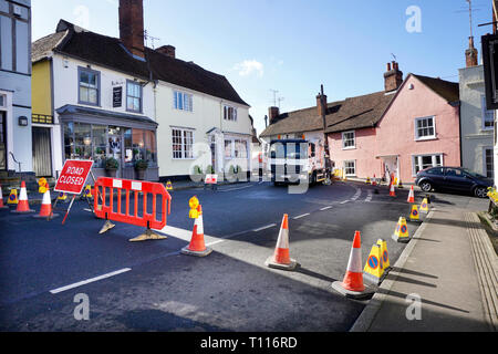 High street château hedingham essex angleterre fermé pour réparation de fuite de gaz Banque D'Images