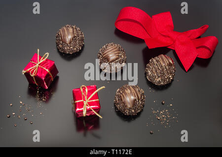 Chocolat sucré. Cadeaux de Noël rouge et bow liée. Deux petits accessoires boîte carrée. Nouvel an noël décoration vacances gourmandes Banque D'Images