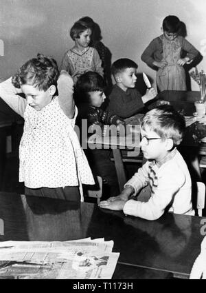 Les gens, les enfants, la maternelle / lit bébé / communauté accueil, les nourrissons, les années 1950, Additional-Rights Clearance-Info-Not-Available- Banque D'Images