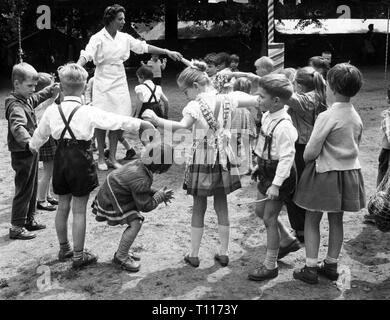 Les gens, les enfants, la maternelle / lit bébé / communauté accueil, les enfants en jouant, Berlin, 15.7.1961, Additional-Rights Clearance-Info-Not-Available- Banque D'Images