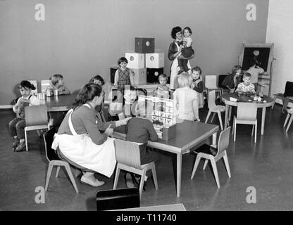 Les gens, les enfants, la maternelle / lit bébé / communauté accueil, les enfants en jouant, 1960 Additional-Rights Clearance-Info-Not-Available- Banque D'Images