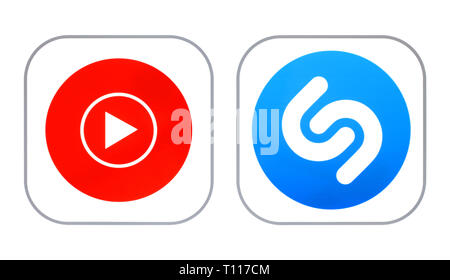 Kiev, Ukraine - 19 décembre 2018 : Ensemble de deux applications de musique : Shazam et nouvelle musique YouTube icônes imprimées sur papier sur fond blanc Banque D'Images
