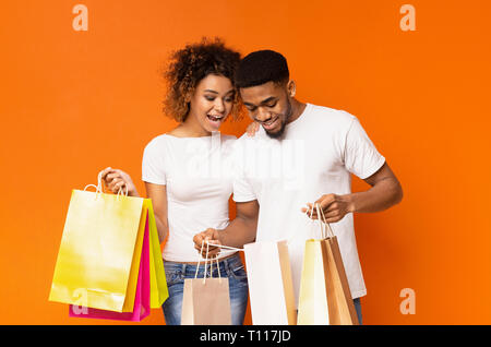 Happy black couple shopping bags Banque D'Images