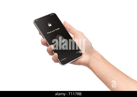 Hand holding mobile phone avec demande d'empreintes digitales à balayage Banque D'Images