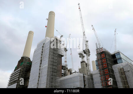 Un low angle view of Battersea Power Station en construction grues & réaménagement dans Wandsworth Sud London SW8 England UK KATHY DEWITT Banque D'Images