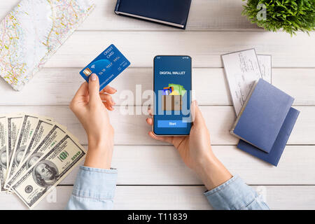 La main féminine ticket de réservation avec carte de crédit et téléphone Banque D'Images