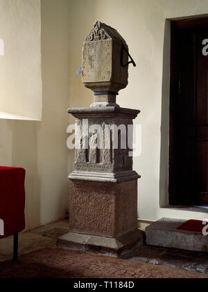 Cadran solaire daté de 1689 de l'allée s'église Trellech, Monmouthshire, Wales, UK. Sculpté avec les sites locaux, notamment Harold's Stones rangée de pierre préhistoriques. Banque D'Images