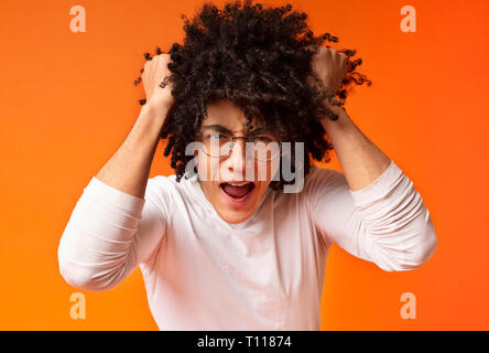 Pleurer l'homme avec des problèmes de cheveux touffus Banque D'Images