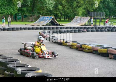 Brest, Biélorussie - Juillet 27, 2018 : Le pilote de kart portant casque, combinaison de course participer à des courses de kart Banque D'Images