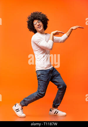 Funny guy noir style de danse en Egypte sur fond orange Banque D'Images