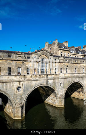 Pulteney Bridge sur la rivière Avon à Bath, conçu par Robert Adam en style palladien Banque D'Images