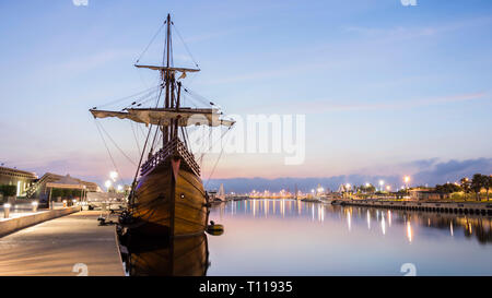 Galion dans le port de Valence au lever du soleil Banque D'Images