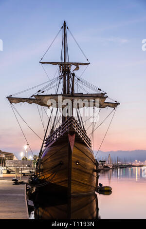 Galion dans le port de Valence au lever du soleil Banque D'Images