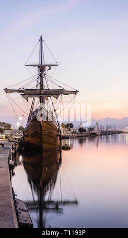 Galion dans le port de Valence au lever du soleil Banque D'Images