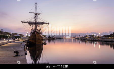 Galion dans le port de Valence au lever du soleil Banque D'Images