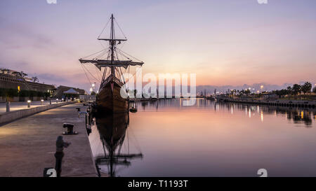 Galion dans le port de Valence au lever du soleil Banque D'Images