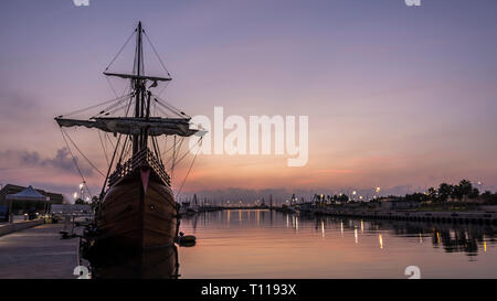 Galion dans le port de Valence au lever du soleil Banque D'Images