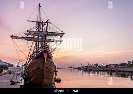 Galion dans le port de Valence au lever du soleil Banque D'Images