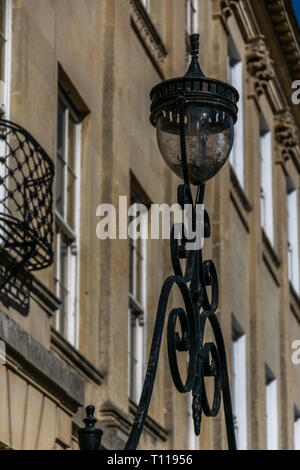 Lampe ornée en face d'un bâtiment Géorgien à Bath, Angleterre Banque D'Images