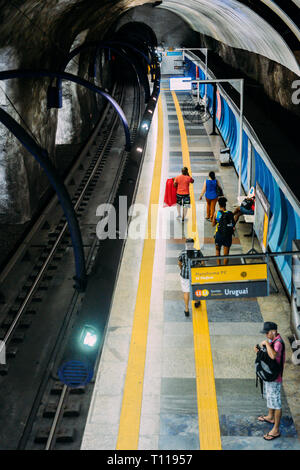 Rio de Janeiro, Brésil - Mars 21st, 2019 : Travelers attendre à la station de métro Arcoverde à Copacabana, Rio de Janeiro, Brésil Banque D'Images