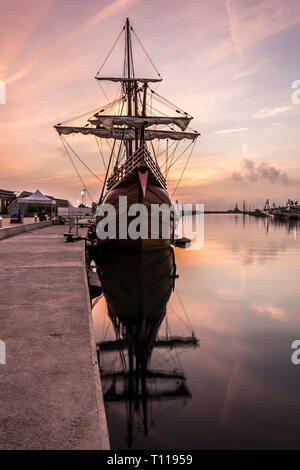 Galion dans le port de Valence au lever du soleil Banque D'Images