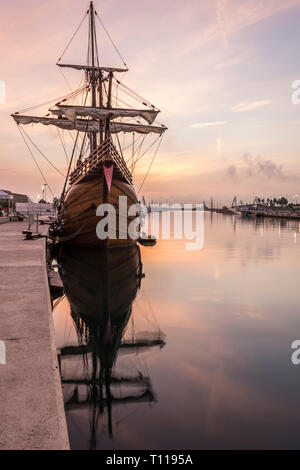 Galion dans le port de Valence au lever du soleil Banque D'Images